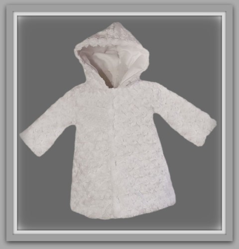 futerko-na chrzest-dla-dziewczynki-białe różyczki-FChB.jpg Eleganckie białe ocieplane futerko na chrzest