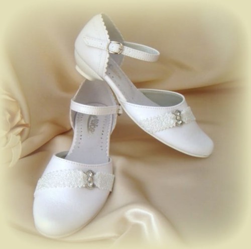 buty-komunijne-dla-dziewczynki-biale-na obcasie-M-714