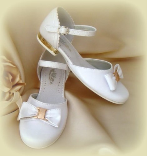 buciki-komunijne-białe-płaski-obcas-z-kokardką-na pasek-dekoracja-złota-M-672