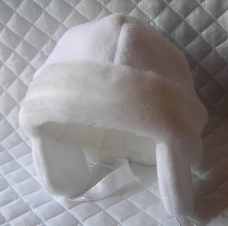 czapeczka-na chrzest-zimowa-polarowa-dla dziewczynek- CzG034.JPG Cieplutka, biała dziewczęca zimowa czapeczka na chrzest 