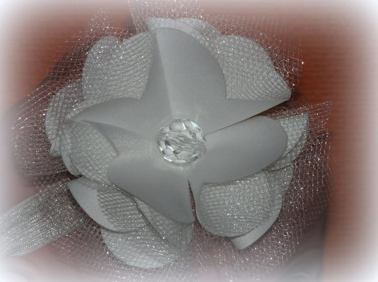 opaska-na-chrzest-z-kwiatkiem-ecru