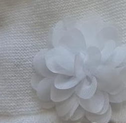 czapeczka-dzianinowa-z kwiatkiem-BIAŁY-J12.jpg