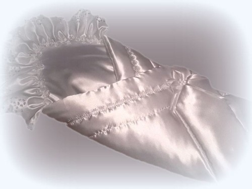 rożek-becik-bialy-satynowy-z-falbaną-wiązany- DR001.jpg