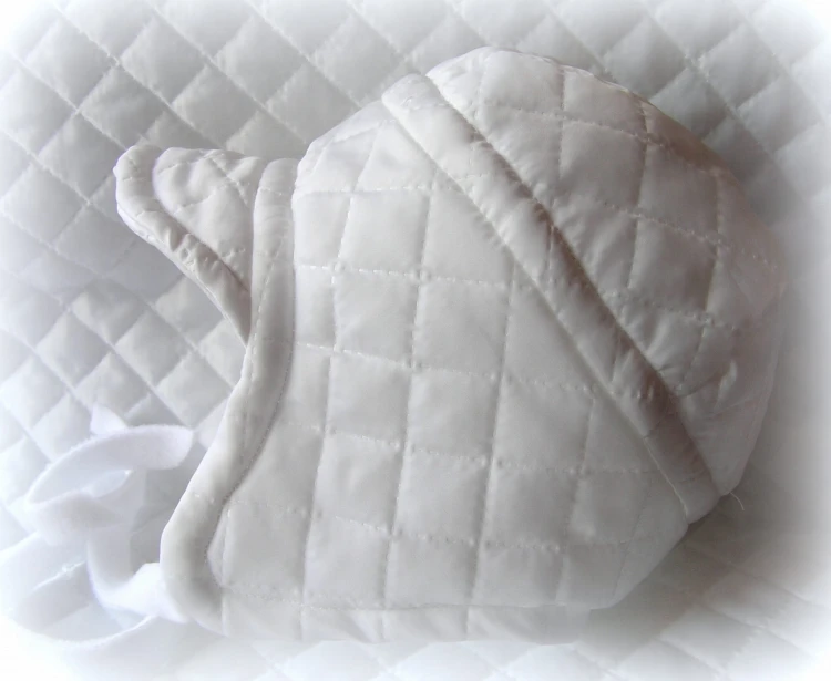 czapeczka-na chrzest-pikowana-na polarze-z-daszkiem-wiązana-pilotka-zimowa-ciepła-biała-dla-chłopczyka-P1010014.JPG