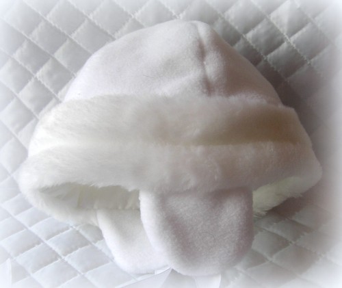 czapeczka-na chrzest-zimowa-polarowa-dla dziewczynek- CzG034.JPG Cieplutka, biała dziewczęca zimowa czapeczka na chrzest 