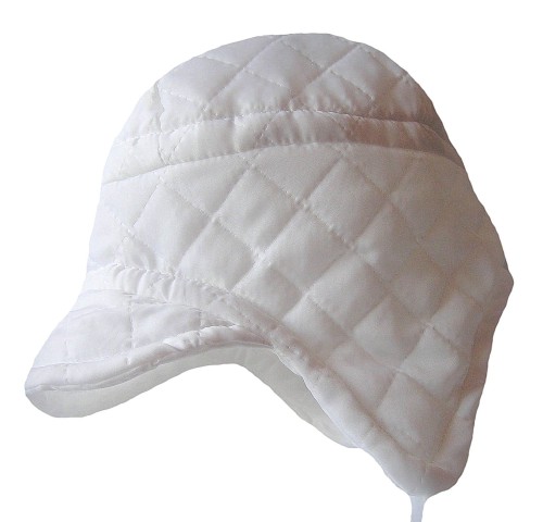 czapeczka-na chrzest-pikowana-na polarze-z-daszkiem-wiązana-pilotka-zimowa-ciepła-biała-dla-chłopczyka.jpg