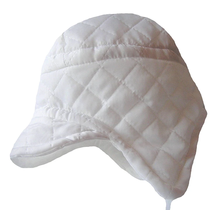 czapeczka-na chrzest-pikowana-na polarze-z-daszkiem-wiązana-pilotka-zimowa-ciepła-biała-dla-chłopczyka.jpg