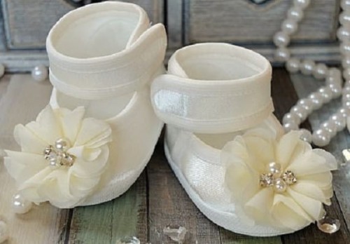 buciki-dziewczęce-na-chrzest-balerinka-satynowa-z kwiatkiem-ecru-NOWOŚĆ.jpg