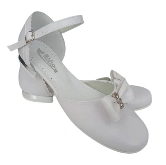 buty-komunijne-dla-dziewczynki-odkryte-białe-zapinane-na-paseczek-M671.jpg