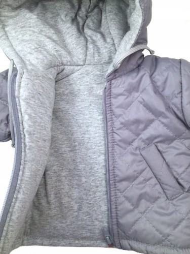 kurteczka-na chrzest-pikowana-ocieplona-na bawełnie-z kapturem-szara.jpg