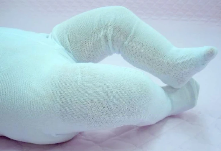 rajstopki-na chrzest dla dziewczynek-żakardowe-wzorowane-białe-YOB jpg Eleganckie dziewczęce żakardowe rajstopki do chrztu w kolorze białym..jpg