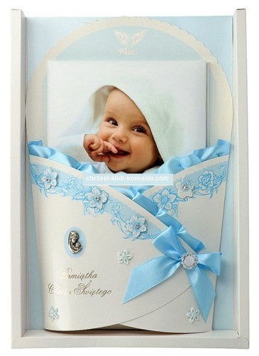 albumik-pamiątka-na chrzest-dla-chłopczyka-becik-w pudełku-niebieski-2.jpg