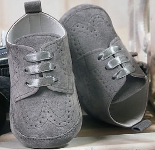 buciki-na chrzest-dla-chlopca-zamszowe-szare.jpg