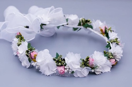 wianek-komunjny-białe-kwiatuszki-rożyczki-rózowe-listki-zielone-jak żywy-W025.jpg