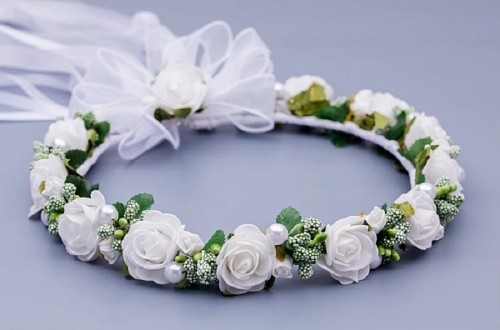 wianek-komunjny-białe-rożyczki-listki-zielone-perły-białe-jak żywy-W084.jpg