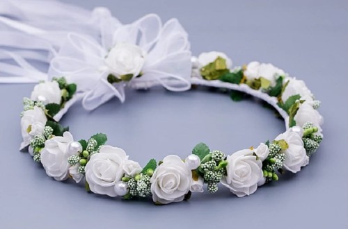 wianek-komunijny-różyczki duże-białe-rózyczki pączki-białe-dodatki-zielone-przód-W084.jpg