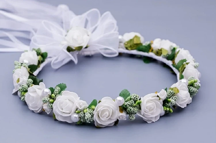 wianek-komunijny-różyczki duże-białe-rózyczki pączki-białe-dodatki-zielone-przód-W084.jpg