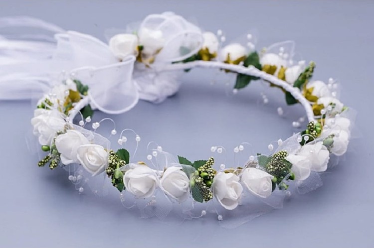 wianek-komunijny-różyczki-białe-listki-zielone-perelki-jak żywy-W049.jpg