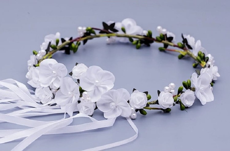 wianek-komunijny-różyczki-białe-listki-zielone-perelki-jak żywy-W019.jpg