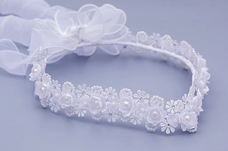 wianek-komunijny-kwiatuszki-satynowe-z perłą-stokrotki-gipiurowe-perełki-W008.jpg