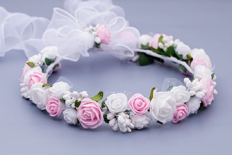 wianek-komunijny-różyczki-piankowe-różowe-atlasowe-kwiatki-z pęcikami-W086.jpg