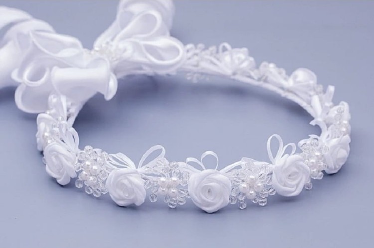 wianek-komunijny-białe-satynowe-różyczki-koraliki-przezroczystei-białe-perełki-W036.jpg