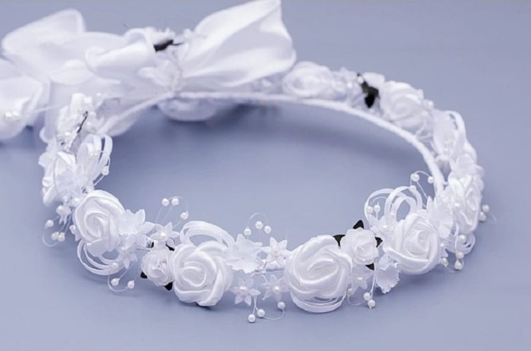 wianek-komunijny-białe-satynowe-różyczkidrobne-kwiatuszki-białe-perełki-W044.jpg