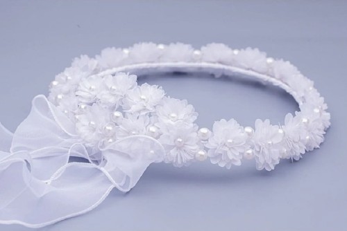 wianek-komunijny-białe-organtynowe-stokrotki-z perełką-kokarda-ze spiralkami-W149.jpg