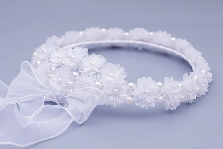wianek-komunijny-białe-organtynowe-stokrotki-z perełką-kokarda-ze spiralkami-W149.jpg