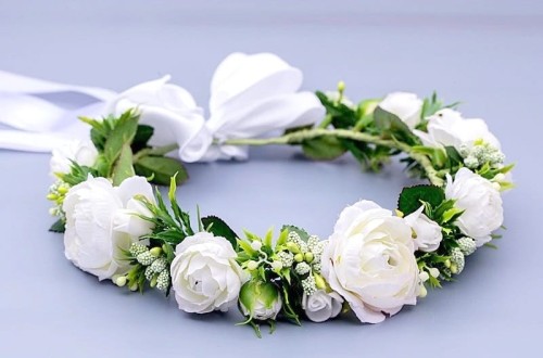 wianek-komunijny-śmietankowo-białepeonie-niewielkie-różyczki-piankowe, dodatki-zielone-W100.jpg