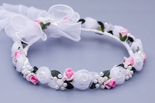 wianek-komunijny-białe-róze-z organtyny-niewielkie-różowe-różyczki-piankowe-istkii-zielone-perełki-W039.jpg