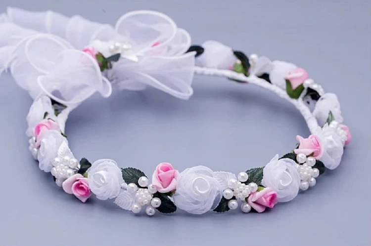 wianek-komunijny-białe-róze-z organtyny-niewielkie-różowe-różyczki-piankowe-istkii-zielone-perełki-W039.jpg