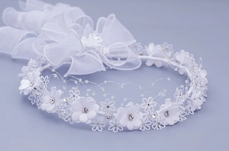 wianek-komunijny-białe-kwiatki-niewielkie-ażurowe-z cyrkoniami-maleńkie-kryształki-na żyłce-W055.jpg