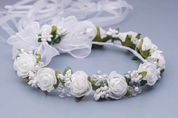 wianek-komunjny-rózyczki-piankowe-białe-kwiatki-kryształowe-listki-zielone-pręciki-białe-WZ11.jpg
