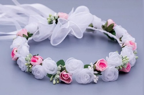 wianek-komunijny-białe-organtynowe-rozyczki-rożowe pczki -mietowe-pręcki-W020.jpg