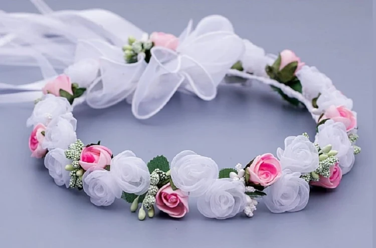 wianek-komunijny-białe-organtynowe-rozyczki-rożowe pczki -mietowe-pręcki-W020.jpg