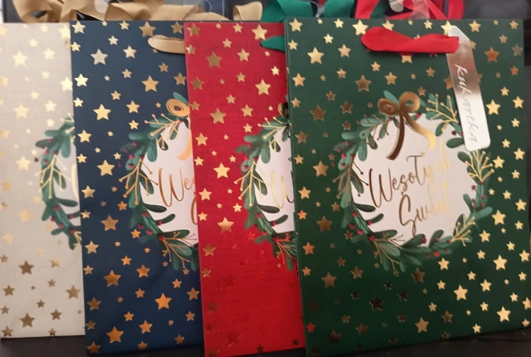 torebka-prezentowa-na Boże narodzenie-z połyskiem-4 wzory.jpg