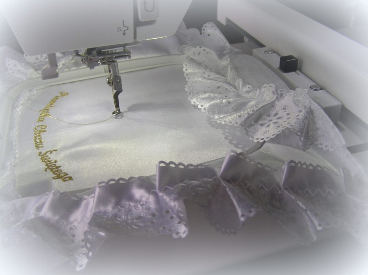 szatka-na chrzest-haftowana-usluga-haftu-imiona-data-chrztu-biala-satynowa-JPG-szatka chrzcielna