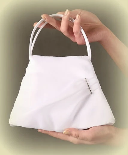 torebka-komunijna-dziewczeca-biala-satynowa-z błyszczacymi-kryształkami-T-8.jpg