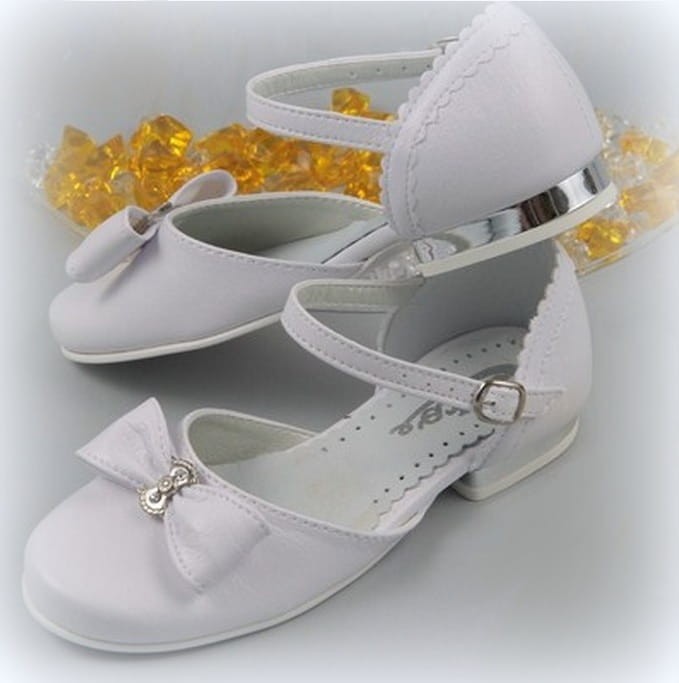 buty-komunijne-dziewczece-białe-z kokardką-na obcasie-srebrnym-płaskim-M-671.jpg