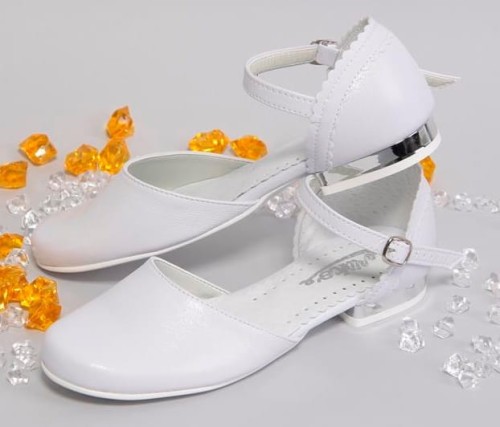 buty-komnijne-białe-dekorowane-płaski-obcas-na pasek-sandałki-M-600.JPG