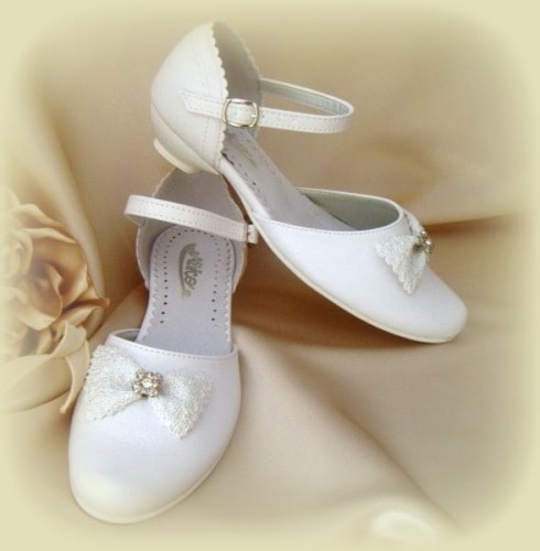 buty-komunijne-dla-dziewczynki-biale-z kokardką-na-obcasie-M-715