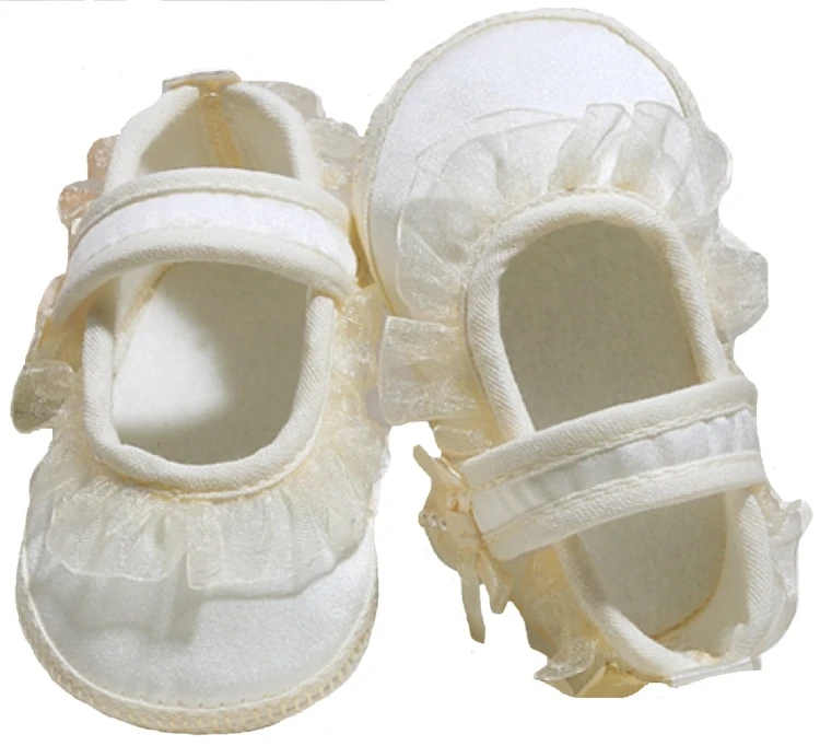 buciki-na chrzest-dla dziewczynek-satynowe-balerinki-z falbanką-Chris3E-.jpg  Piękne dziewczęce balerinki na Chrzest