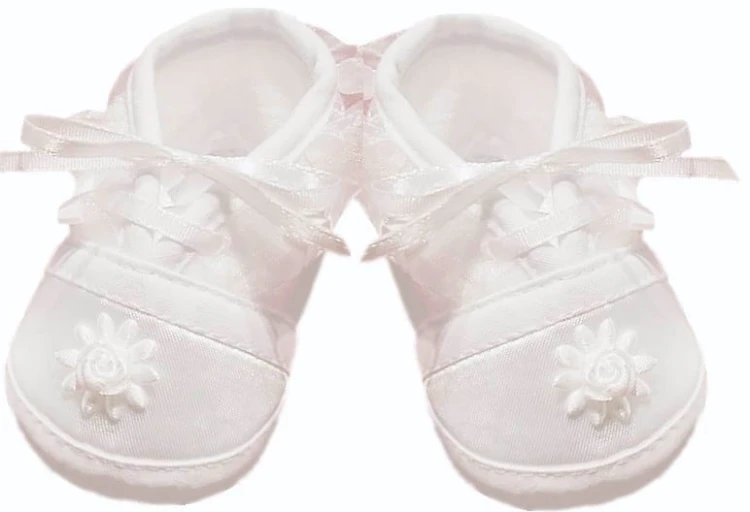 Buciki-na-chrzest-pełne-z-falbanką-białe-satynowe