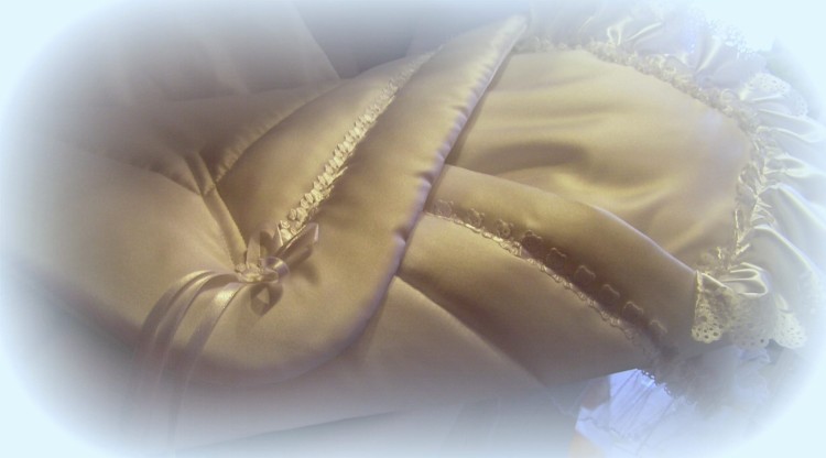 rożek-becik-bialy-satynowy-z-falbaną-wiązany- DR001.jpg