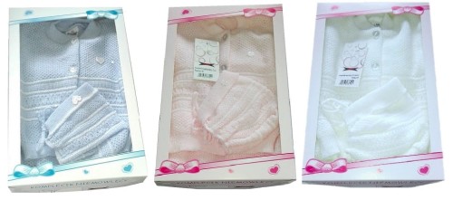 wyprawka-komplecik-niemowlęcy-w pudełku -3 częściowy-sweterek-śpiochy-czapeczka-biały-koloryniebieski-różowy-biały-KNRB2.jpg