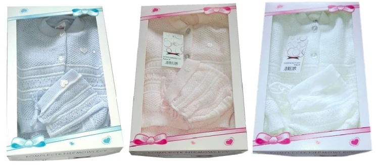 wyprawka-komplecik-niemowlęcy-w pudełku -3 częściowy-sweterek-śpiochy-czapeczka-biały-koloryniebieski-różowy-biały-KNRB2.jpg