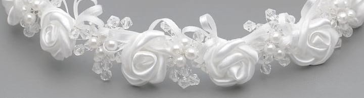 wianek-komnijny-biały-z kokardą-saynowe-różyczki-perełki-kryształki-W-036.jpg