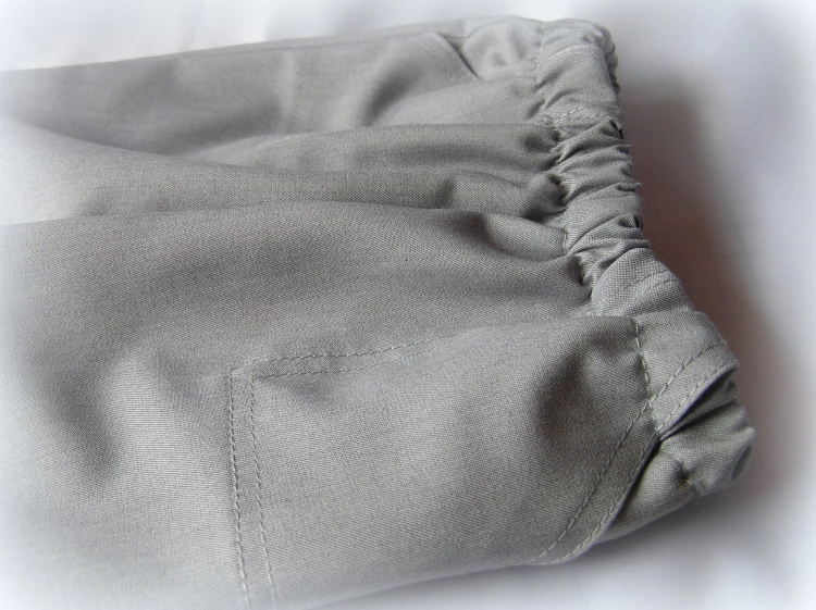 spodenki-na chrzest-niemowlece-spodnie-materiał-jasny-popiel-cienki .JPG eleganckie spodnie do chrztu