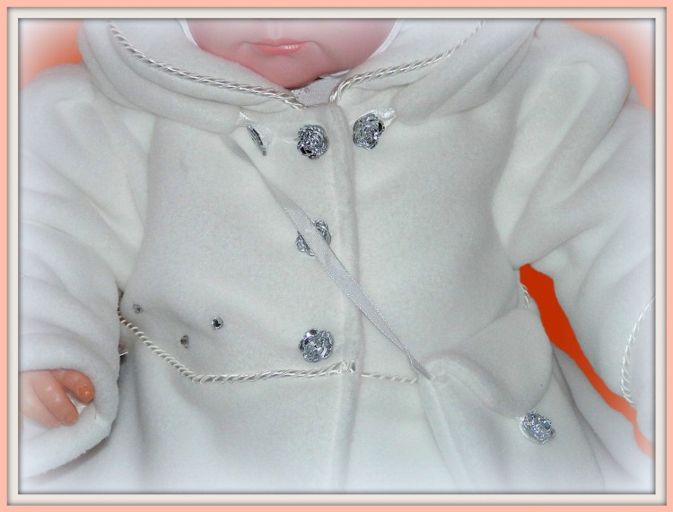 płaszczyk-na chrzest-polarowy-biały-dla-dziewczynki-P01.JPG